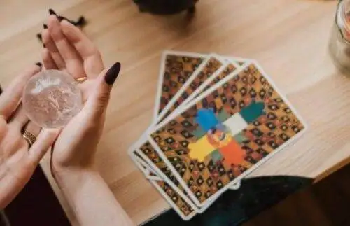 Tarot: Odkryj tajemnice kart i ich mocne przeznaczenie