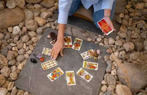 Tarot 101: Podstawowe znaczenie kart i ich interpretacja